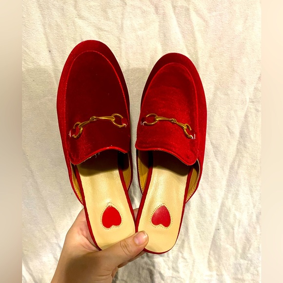 ARQA Shoes - ARQA: red velvet mules